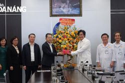 Bí thư Thành ủy Nguyễn Văn Quảng thăm, chúc mừng các cơ sở y tế nhân ngày Thầy thuốc Việt Nam