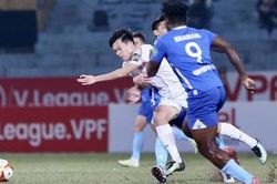 Bị Nhâm Mạnh Dũng va chạm mạnh trọng tài phải nhờ bác sĩ chăm sóc