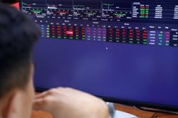Nhóm cổ phiếu trụ cột suy yếu, VN-Index giảm hơn 4 điểm