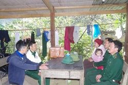 Bác sĩ biên phòng hết lòng với đồng bào biên giới