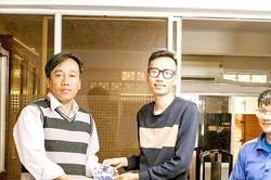 Một sinh viên hiến tặng nhiều hiện vật cho bảo tàng