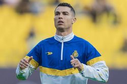 Ronaldo suýt chấn thương vì fan cuồng