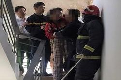 Cảnh sát giải cứu bé gái định nhảy từ tầng 15 chung cư xuống đất