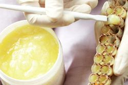 Tác dụng tuyệt vời của sữa ong chúa với làn da