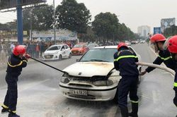 Nghệ An: Xe ô tô bốc cháy ngùn ngụt trên đường
