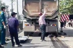 Người phụ nữ bị xe đầu kéo cán tử vong trên đường đi làm