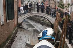 Cảnh tượng khô cạn ở kênh đào Venice
