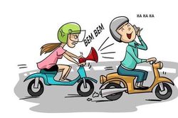 Cẩn thận bị phạt nặng khi vừa lái xe máy vừa dùng điện thoại