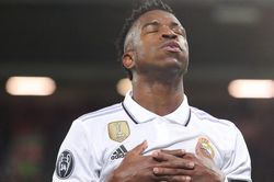 Vinicius trêu tức fan Liverpool với phong cách ăn mừng của Ronaldo