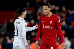 Liverpool thua đậm Real, huyền thoại chế giễu Van Dijk, CĐV cũng buông lời cay đắng