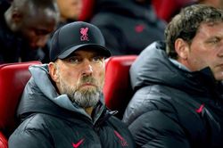 Hành động lạ của HLV Klopp khi Alisson mắc sai lầm để Vinicius gỡ hòa