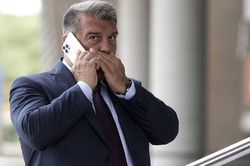 Từ vụ 'Barcagate', nếu không giải thích thấu đáo, Laporta có nên từ chức?