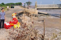Sạt lở đê biển nghiêm trọng tại Bạc Liêu