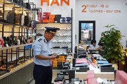 Thu giữ hàng trăm sản phẩm nghi giả mạo nhãn hiệu nổi tiếng tại Đà Nẵng