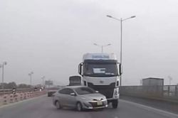 Ô tô bất ngờ chặn ngang đầu xe tải trên đường vành đai 3 Hà Nội