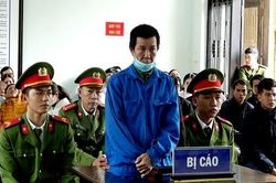 Án tù nghiêm khắc dành cho kẻ vô cớ dùng rựa chém người