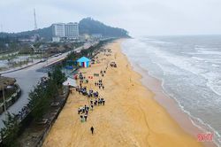 Gần 500 đoàn viên thanh niên ra quân làm sạch biển Thiên Cầm