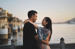 Võ Hạ Trâm 'tình bể bình' cạnh ông xã, lộ chi tiết chuẩn nàng dâu Ấn khiến netizen trầm trồ