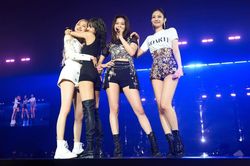 Chốt địa điểm kết tour BORN PINK: YG lại tranh thủ 'bào' Lisa đến cuối cùng?