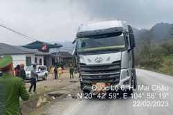 Xe tải đâm vào nhà dân trên Quốc lộ 6, 1 người bị thương nặng