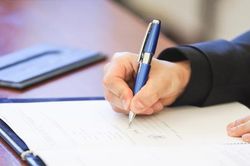 Có thể tự biên dịch giấy tờ để yêu cầu chứng thực chữ ký không?
