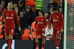 Cổ động viên Liverpool chỉ trích UEFA trong ngày The Kop thua thảm