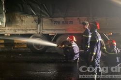Hai xe tải và một xe đầu kéo bốc cháy sau tai nạn liên hoàn
