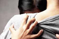 Vợ ngoại tình, chồng tuyên bố vì các con sẽ tha thứ nhưng hành động của anh ta lại tố cáo sự thật ngược lại