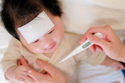 Trẻ sơ sinh bị viêm đường hô hấp trên: Khi nào cần nhập viện?