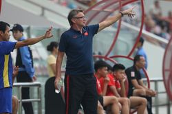 HLV Troussier 'bế em và xay lúa'
