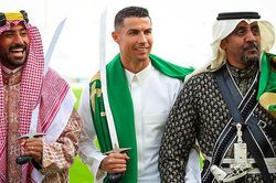 Ronaldo hào hứng múa kiếm, mặc áo truyền thống của Ả rập Xê út