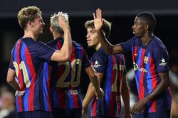 HLV Erik ten Hag đàm đạo cùng Sir Alex trước trận đại chiến Barca