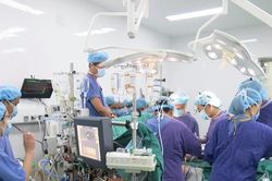 Vì sao nhiều bệnh viện lớn thiếu thiết bị y tế, hóa chất