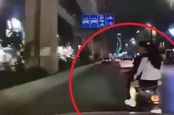 Clip: Chở cô gái vẫn liều lĩnh trêu ngươi tài xế ô tô, thanh niên lái xe máy gây phẫn nộ