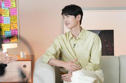 Song Joong Ki 'nổi đóa' trước loạt thông tin thất thiệt về vợ ngoại quốc
