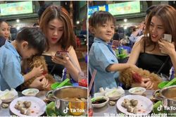 Ấm áp khoảnh khắc bé trai bán hàng rong say mê âu yếm cún con và phản ứng đầy dịu dàng của vị khách nữ