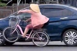 TPHCM: Cảnh sát lên tiếng vụ người phụ nữ đi xe đạp va quệt với ô tô nhưng bị nói dàn cảnh ăn vạ