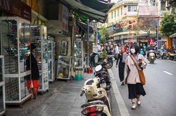 Hà Nội giành lại vỉa hè cho người đi bộ: Làm sao để không 'đánh trống bỏ dùi'?