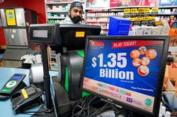 Chủ nhân giải độc đắc Mega Millions 1,35 tỷ USD chọn nhận tiền thưởng một lần