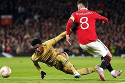 MU thắng, Bruno Fernandes bị chê 'non, ngốc nghếch' vì bị cầu thủ trẻ Barca 'gài bẫy' kiếm 11m