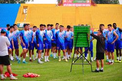 V-League 2023: Báo động HLV bay 'ghế HLV'