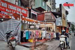 Hà Nội: Tiểu thương phố thời trang tranh thủ 'xả hàng' trước khi bị giải phóng mặt bằng
