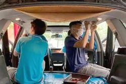 Trần xe ô tô bọc nỉ bị dính vết bẩn, xử lý thế nào?
