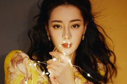 Giữa tin đồn mang bầu, Địch Lệ Nhiệt Ba lần đầu lộ diện ở chốn đông người