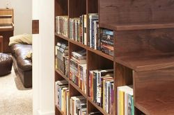 Tận dụng gầm cầu thang thành tủ sách sẽ biến nhà bạn trở thành thư viện