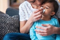 Trẻ bị viêm mũi họng bao lâu thì khỏi?