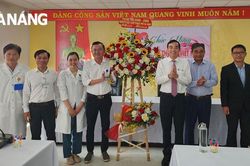 Chủ tịch UBND thành phố Lê Trung Chinh thăm, chúc mừng ngày Thầy thuốc Việt Nam