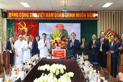 Chủ tịch HĐND thành phố Hà Nội thăm, chúc mừng Bệnh viện Đa khoa Mê Linh