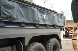 Cảnh sát giao thông Công an tỉnh Long An tập trung xử lý xe quá khổ, quá tải