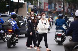 Hàng loạt cầu bộ hành bị lãng quên, dân tùy tiện sang đường bất chấp nguy hiểm